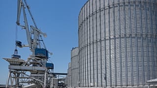 ARQUIVO. Cereais provenientes da Ucrânia são descarregados de um batelão no porto de Constanta, no Mar Negro, Roménia, em junho de 2022