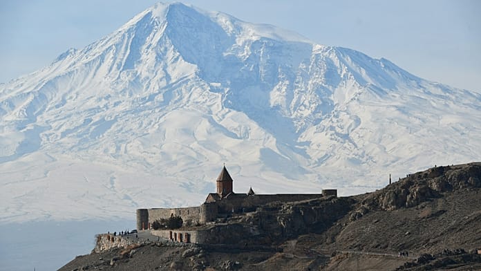 Viaggio in Armenia: guida a monasteri, architettura e caffè trendy senza visti fino a luglio 1 Paesaggio montano in Armenia con monasteri medievali