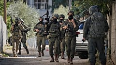 يظهر جنود إسرائيليون خلال غارة للجيش في بلدة طوباس بالضفة الغربية، الأربعاء 26 نوفمبر/تشرين الثاني 2025. (صورة من وكالة أسوشييتد برس/مجدي محمد)