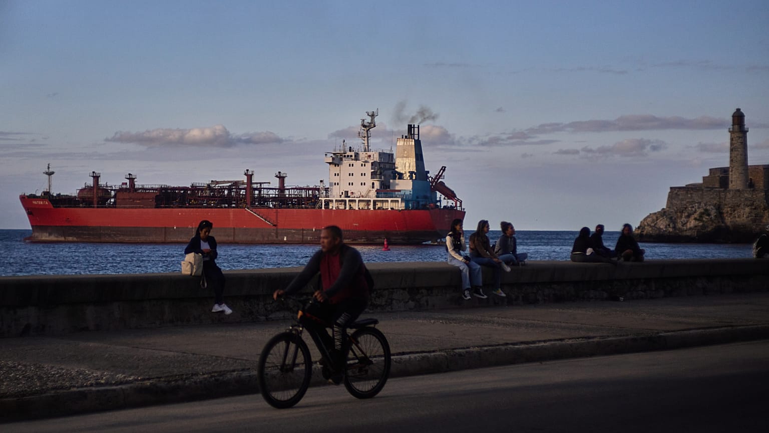 صورة تعبيرية من كوبا لناقلة غاز البترول المسال "باستوريتا" تغادر خليج هافانا