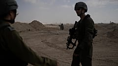 صورة أرشيفية- جنود إسرائيليون يتمركزون بجوار ممر فيلادلفيا على طول الحدود مع مصر، في قطاع غزة يوم الجمعة 13 سبتمبر/أيلول 2024. 