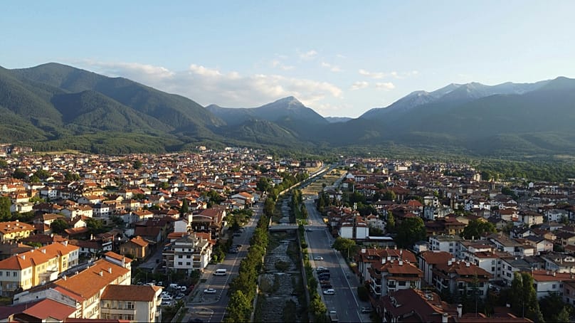 Bansko is surrounded by peaks and hot springs 