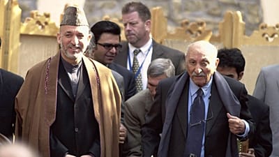 محمد ظاهرشاه در کنار احمد کرزای