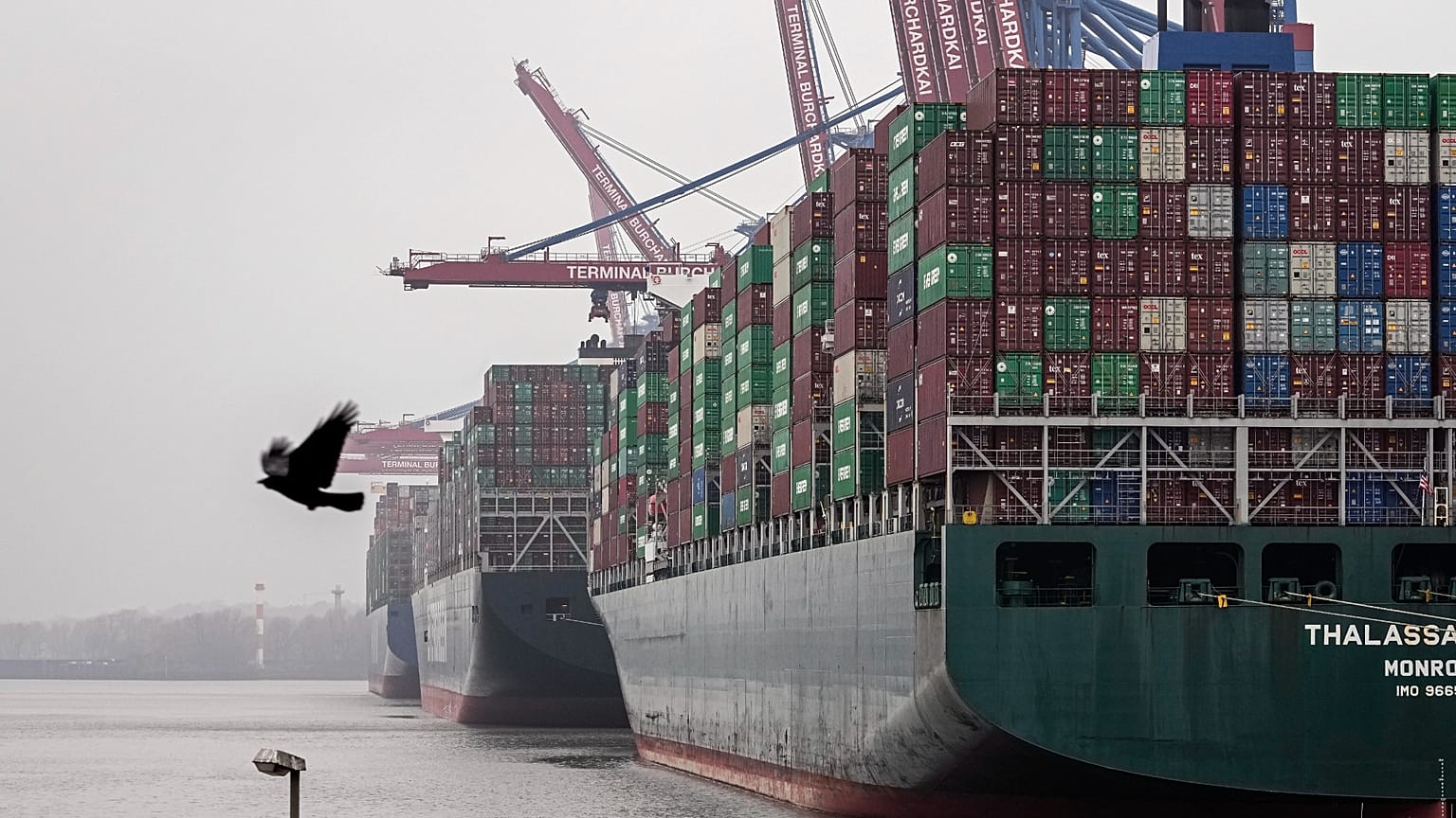 Πλοίο εμπορευματοκιβωτίων στον Έλβα, Αμβούργο 19 Ιανουαρίου 2022 