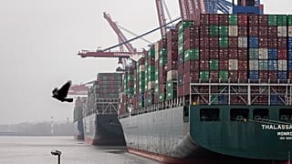 Containerschiff auf der Elbe, Hamburg 19. Januar 2022 