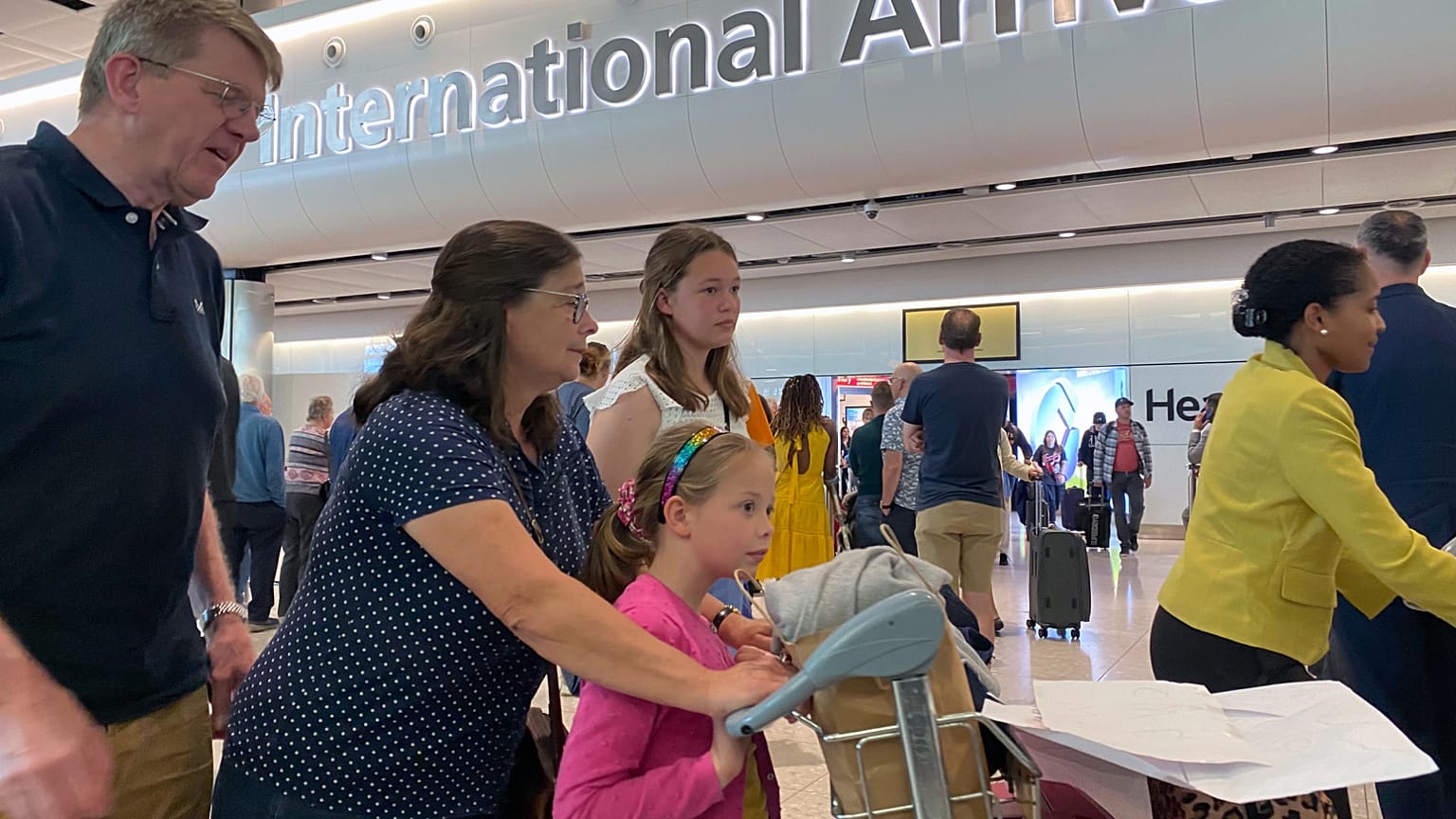 مسافرون يصلون إلى مطار هيثرو في جوازات السفر، لندن، 27 مايو/أيار 2023.