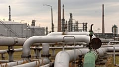 Gesamtansicht einer Pumpstation am Ende der Druschba-Ölpipeline in der ostdeutschen Raffinerie PCK in Schwedt, Mittwoch, 10. Januar 2007. (AP Photo/Sven Kaestner, Datei)