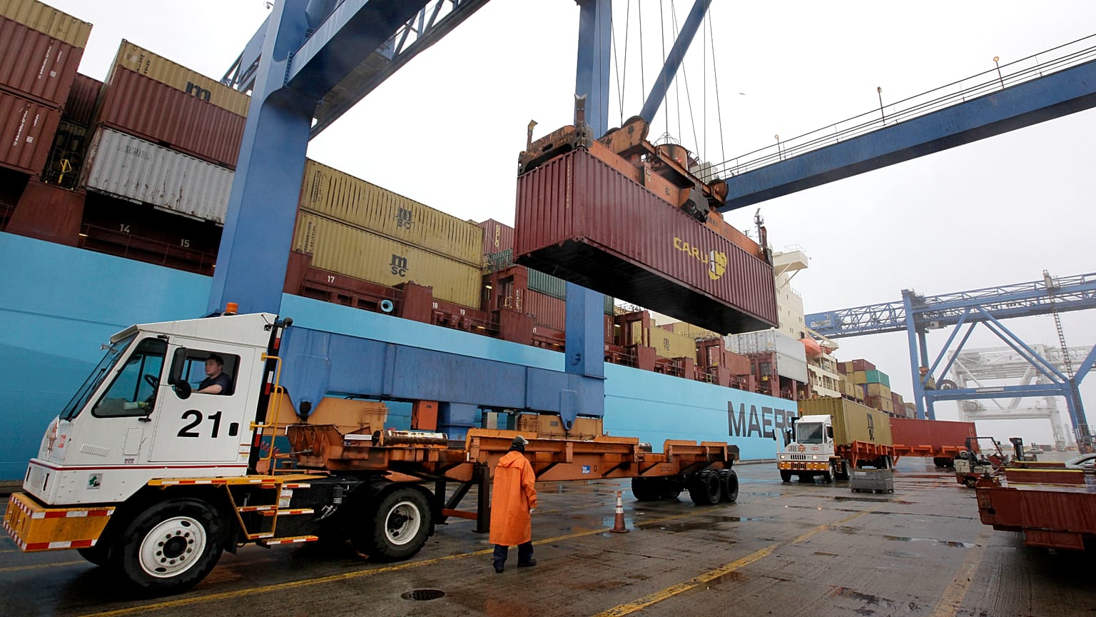 صورة تعبيرية لحاويات شحن تتجه إلى أوروبا من أحد الموانئ الأميركية