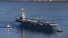 Die USS Gerald R. Ford, der größte Flugzeugträger der Welt, läuft am  26. Februar 2026 in der Nähe von Chania auf Kreta aus