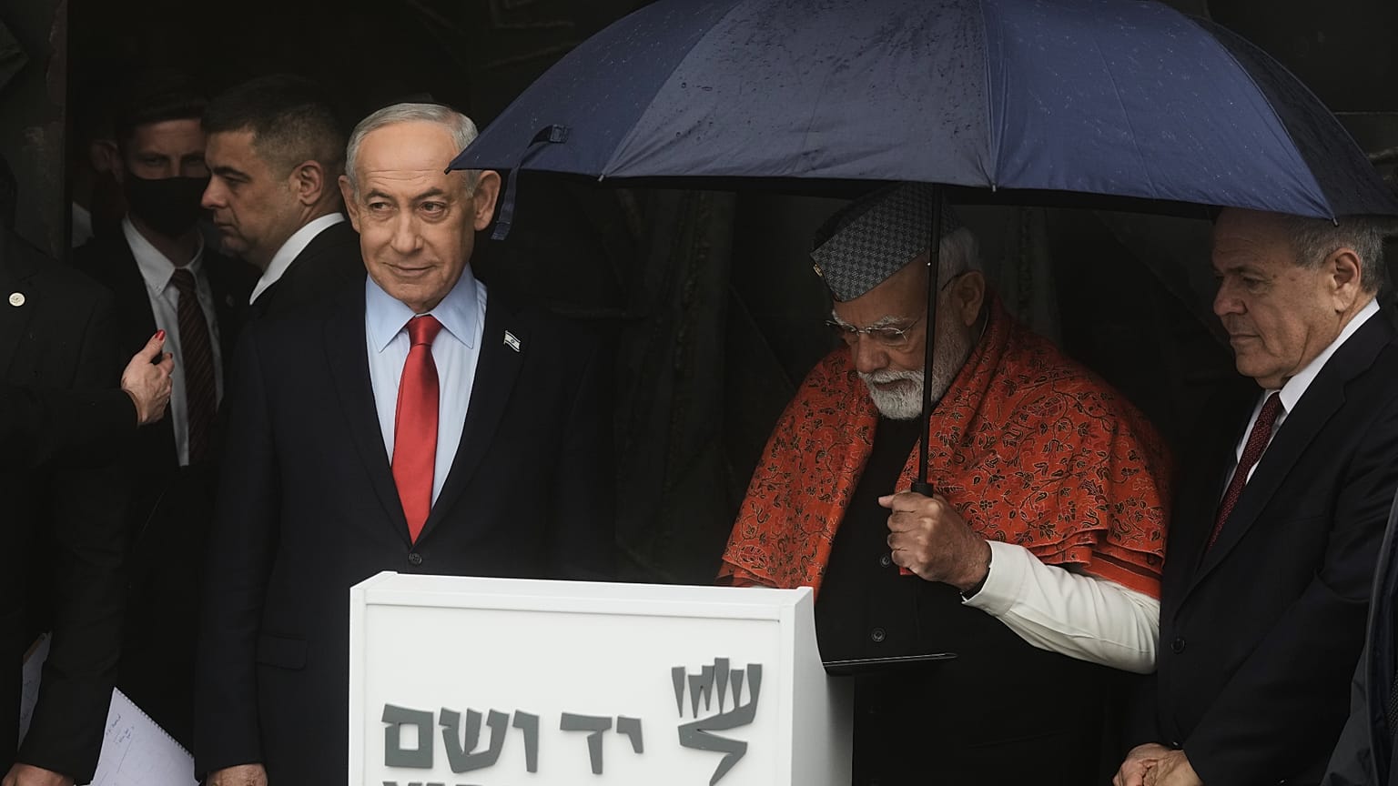 رئيس الوزراء الهندي ناريندرا مودي ورئيس الوزراء الإسرائيلي بنيامين نتنياهو خلال زيارته لمتحف ياد فاشيم التذكاري للهولوكوست في القدس