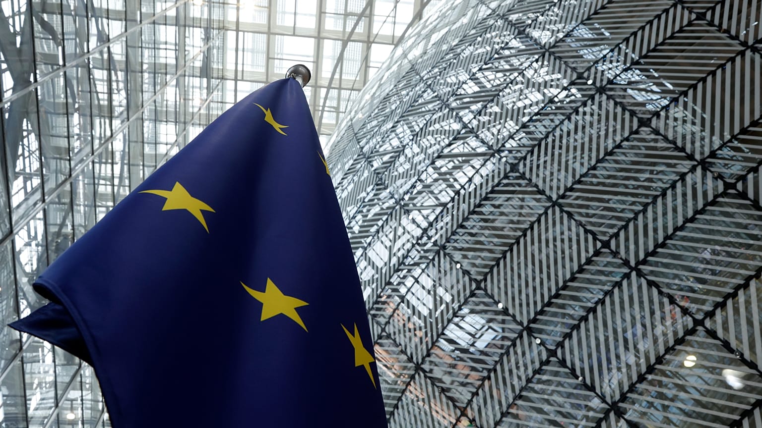 Die Flagge der Europäischen Union im Atrium während eines EU-Gipfels im Gebäude des Europäischen Rates in Brüssel am Montag, dem 17. Juni 2024.