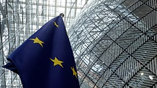 Die Flagge der Europäischen Union im Atrium während eines EU-Gipfels im Gebäude des Europäischen Rates in Brüssel am Montag, dem 17. Juni 2024.