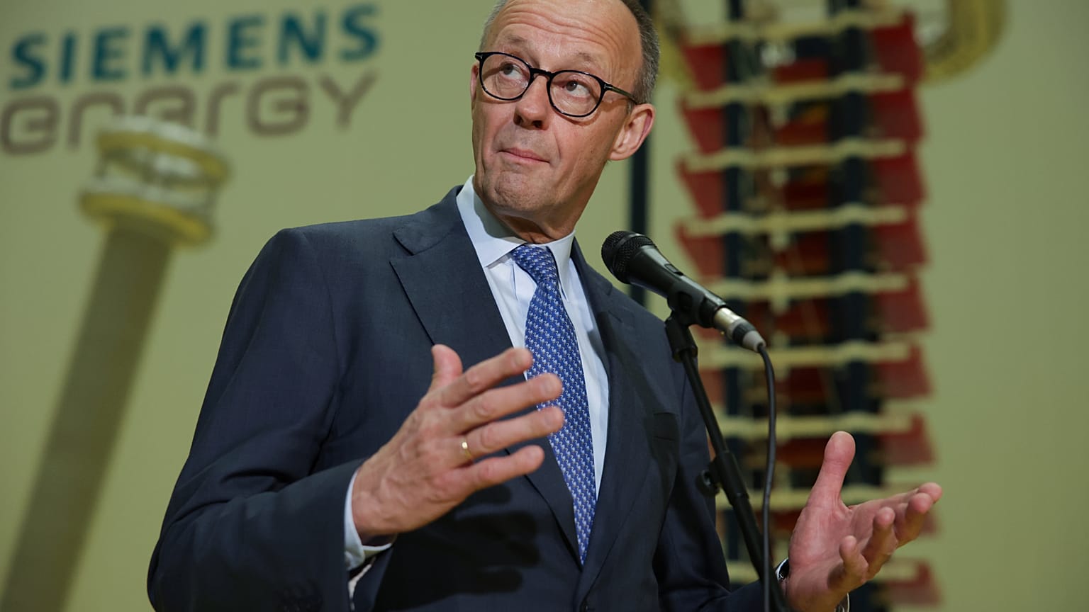 المستشار الألماني فريدريش ميرز يتحدث أمام وسائل الإعلام خلال زيارته الرسمية لمنشآت شركة سيمنز للطاقة في مدينة هانغتشو الصينية، يوم الخميس 26 فبراير 2026. (أندريس مارتينيز كاسا