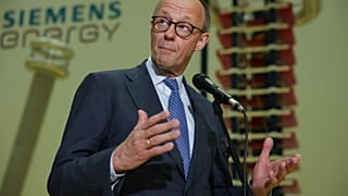 المستشار الألماني فريدريش ميرز يتحدث أمام وسائل الإعلام خلال زيارته الرسمية لمنشآت شركة سيمنز للطاقة في مدينة هانغتشو الصينية، يوم الخميس 26 فبراير 2026. (أندريس مارتينيز كاسا