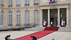 ILLUSTRATIONSBILD - Das gesamte Geschirr des Élysée-Palastes ist Eigentum der renommierten nationalen Manufaktur von Sèvres, deren Teller mehr als tausend Euro kosten können. 