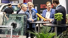 Gemeinsam stellen Stoof und Skylance den "DroneHammer" vor, eine Abwehrrakete gegen Drohnen.