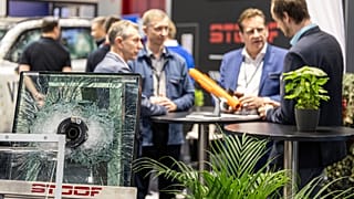 Gemeinsam stellen Stoof und Skylance den "DroneHammer" vor, eine Abwehrrakete gegen Drohnen.