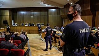 ضابط شرطة يوناني داخل المحكمة
