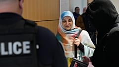 Terörizm için özür dilemekle suçlanan Mahdieh Esfandiari, 14 Ocak 2026 tarihinde Paris Ceza Mahkemesi'ndeki duruşmasına geldi.