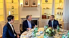 Umman Dışişleri Bakanı Sayyid Badr Albusaidi (sağda), İsviçre'nin Cenevre kentinde ABD heyetinden Steve Witkoff ve Jared Kushner ile birlikte, 26 Şubat 2026