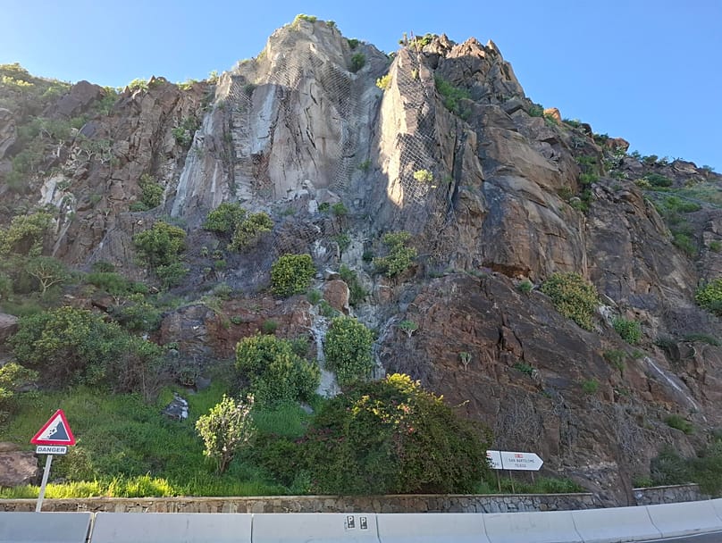 Συστήματα προειδοποίησης και πρόληψης: πινακίδα κινδύνου κατολίσθησης, προστατευτικά κιγκλιδώματα και μεταλλικό πλέγμα στον δρόμο San Bartolomé de Tirajana.