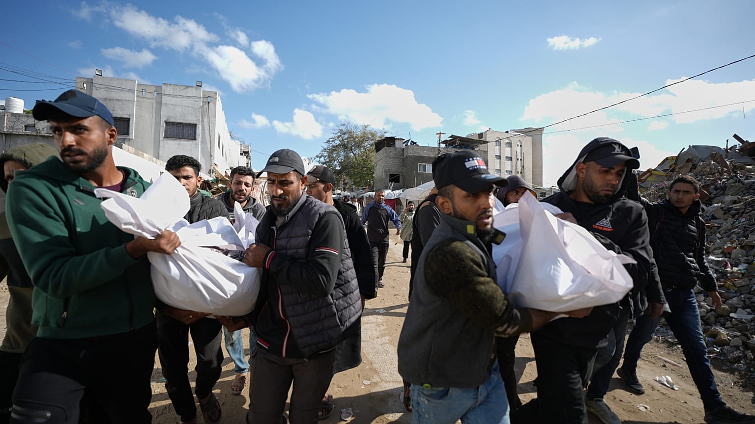 Filistinliler, Hamas üyesi olduğu belirtilen iki insanın cansız bedenini taşırken, 26 Şubat 2026