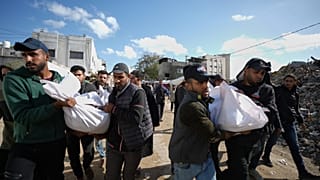 Filistinliler, Hamas üyesi olduğu belirtilen iki insanın cansız bedenini taşırken, 26 Şubat 2026