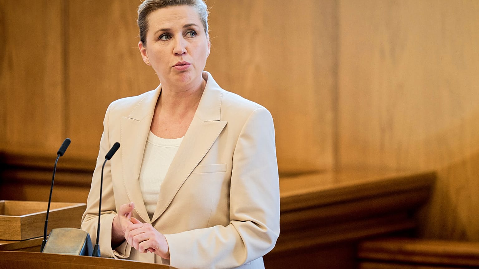 رئيسة الوزراء الدنماركية ميتي فريدريكسن تتحدث في قاعة فولكيتينغ، البرلمان الدنماركي، في كوبنهاغن، الخميس، 26 فبراير، 2026. (Thomas Traasdahl/Ritzau Scanpix via AP)