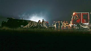 يقف المحققون وعمال الطوارئ بجوار الحطام في موقع تحطم طائرة شحن عسكرية تركية في بلدية سيغناغي بجورجيا، بالقرب من الحدود الأذربيجانية يوم الأربعاء 12 نوفمبر 2025. 