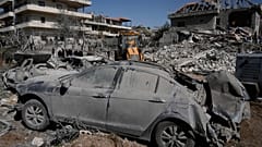 أشخاص يتجمعون بالقرب من مبنى دمرته غارة إسرائيلية في قرية بدنايل شرق لبنان، السبت 21 فبراير 2026.