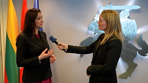 Η Ίνγκα Ρουγκινένε, πρωθυπουργός της Λιθουανίας, με τη δημοσιογράφο του euronews Σόνα Μάρεϊ