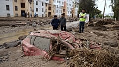 In Arequipa begutachten Anwohner eine vom starken Regen und den anschließenden Überschwemmungen zerstörte Straße.