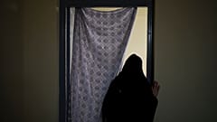 Afganistan'ın başkenti Kabil'deki Pul-e-Charkhi hapishanesinin kadınlar bölümündeki bir hücreden çıkan Afgan bir kadın, 23 Eylül 2021