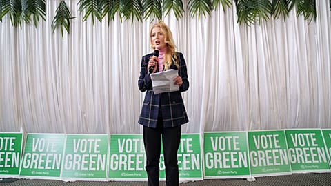 Hannah Spencer, candidata do Partido Verde às eleições parciais de Gorton e Denton, discursa em Manchester, Inglaterra.