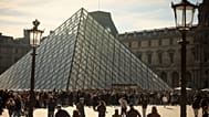Ludzie zwiedzają dziedziniec paryskiego Luwru, środa 25 lutego 2026 r. (AP Photo/Thomas Padilla)