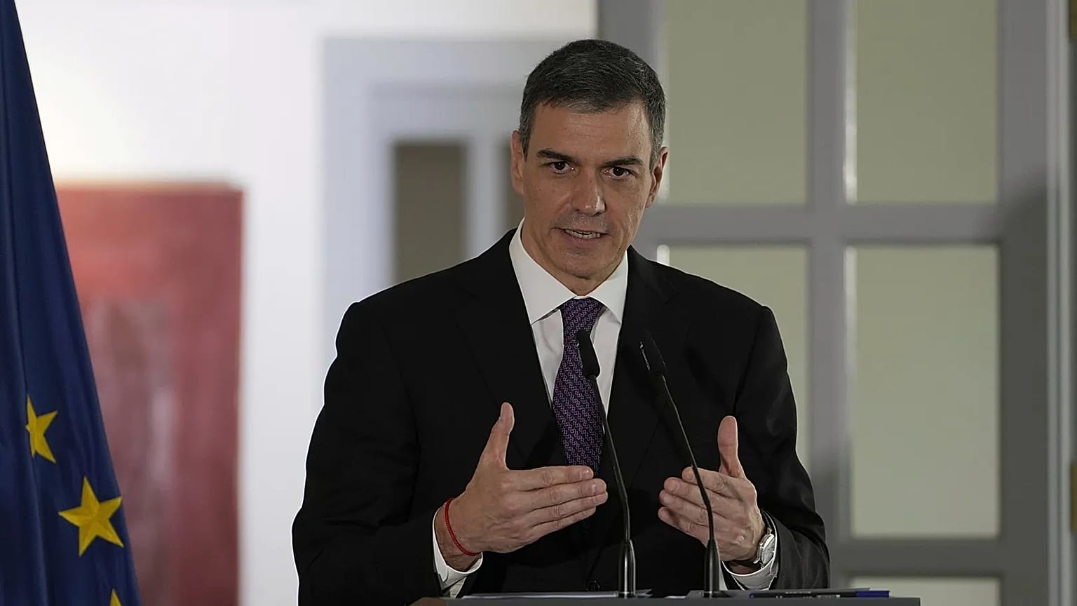 ARCHIVO - El presidente del Gobierno español, Pedro Sánchez, habla durante una conferencia de prensa en la Embajada de España en Pekín, el 11 de abril de 2025.