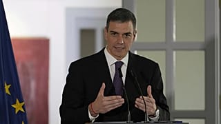 ARCHIVO - El presidente del Gobierno español, Pedro Sánchez, habla durante una conferencia de prensa en la Embajada de España en Pekín, el 11 de abril de 2025.