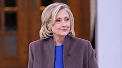 Die ehemalige Außenministerin Hillary Clinton geht am Donnerstag, 26. Februar 2026, vor dem Chappaqua Performing Arts Center spazieren.