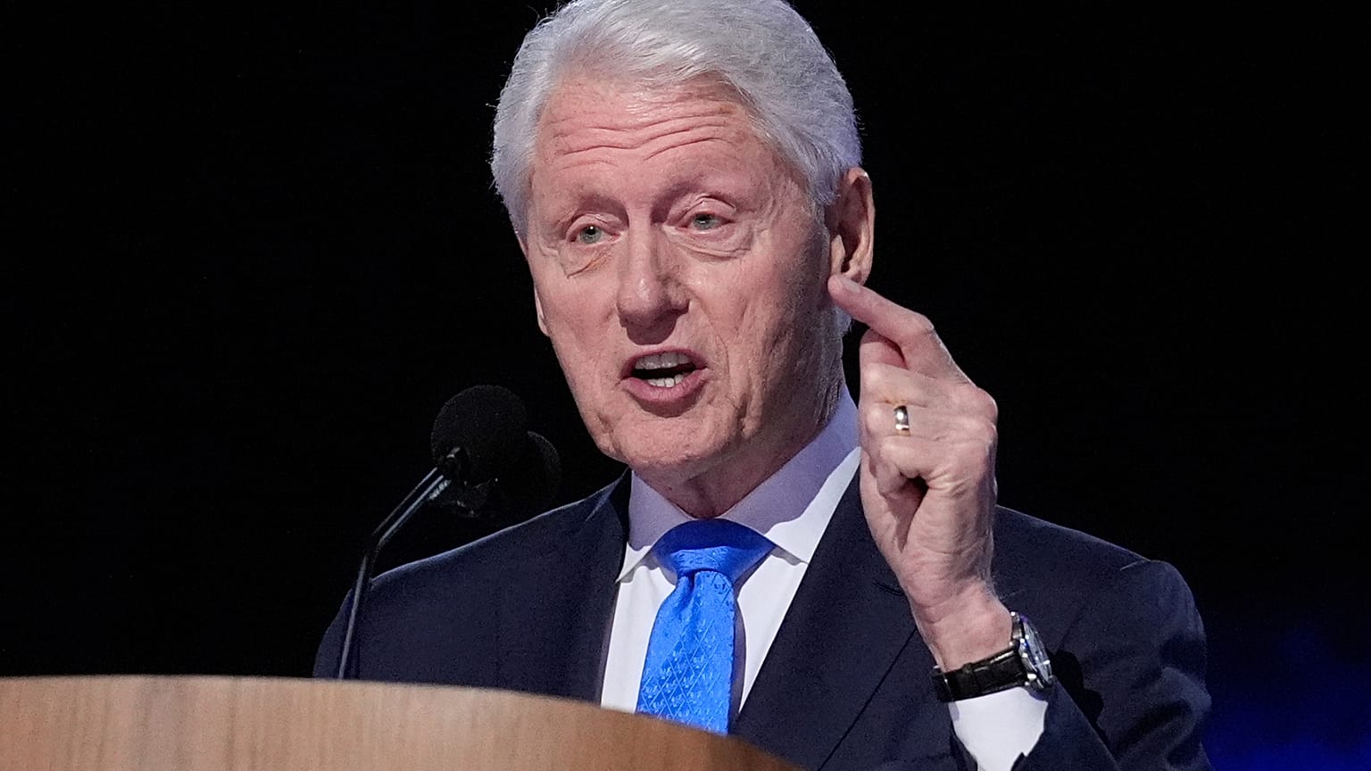 ARCHIVO - El expresidente Bill Clinton habla durante la Convención Nacional Demócrata el 21 de agosto de 2024 en Chicago. 