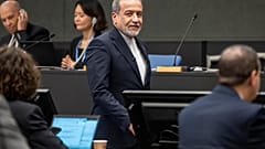 وزير الخارجية الإيراني عباس عراقجي يصل للمشاركة في مؤتمر نزع السلاح، في المقر الأوروبي للأمم المتحدة في جنيف، سويسرا، الثلاثاء 17 فبراير/شباط 2026.