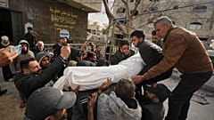 Trauernde tragen im Schifa-Krankenhaus in Gaza-Stadt die Leichen von zwei Hamas-Mitgliedern, die bei einem israelischen Militärangriff getötet wurden.