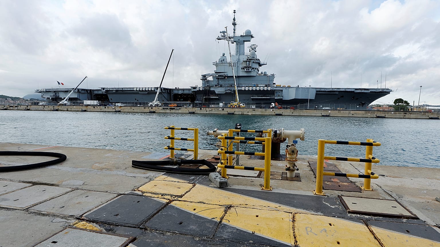 Le Charles De Gaulle amarré dans la base navale française de Toulon en 2022