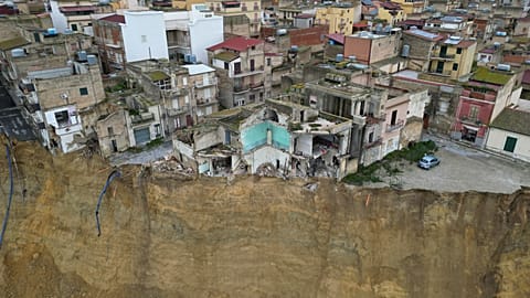 تُظهر هذه الصورة الجوية، الملتقطة في 1 فبراير 2026، جزءًا من انهيار أرضي امتدّ على مسافة 4 كيلومترات (2.5 ميل)، جعل بلدة نيشمي الصقلية، جنوب إيطاليا، على حافة جرف