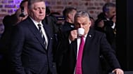 O primeiro-ministro húngaro Viktor Orban, à direita, fala com o primeiro-ministro eslovaco Robert Fico durante uma mesa redonda para a cimeira da UE no Castelo Alden Biesen em Bilzen