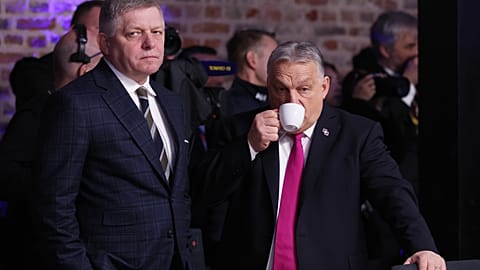 O primeiro-ministro húngaro Viktor Orban, à direita, fala com o primeiro-ministro eslovaco Robert Fico durante uma mesa redonda para a cimeira da UE no Castelo Alden Biesen em Bilzen
