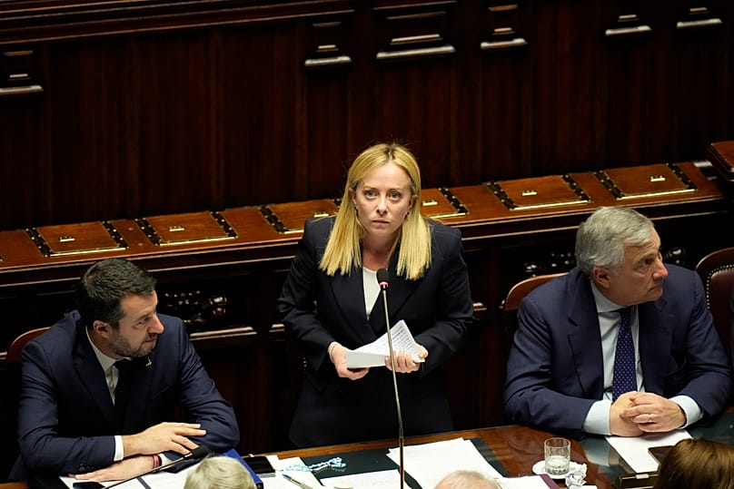 Salvini (balról) és Meloni a parlament alsóházában