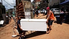 Im Stadtteil Parque Burnier in Juiz de Fora bergen Anwohner nach heftigen Regenfällen und Überschwemmungen Hab und Gut aus ihren eingestürzten Häusern.