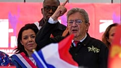 Le leader d'extrême gauche français Jean-Luc Mélenchon s'exprime lors de la manifestation du 1er mai, jeudi 1er mai 2025 à Paris.