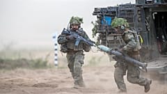 Soldados alemães participam num exercício militar internacional a nível de divisão lituano-alemã em Pabrade, na Lituânia, a 29 de maio de 2024.