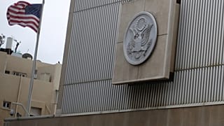 صورة أرشيفية - في هذه الصورة المؤرخة 6 ديسمبر/كانون الأول 2017، يرفرف العلم الأمريكي فوق مبنى السفارة الأمريكية في تل أبيب، 